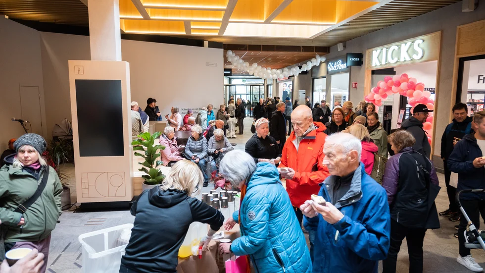 Det blev trångt i de nya galleriorna när de slog upp portarna.