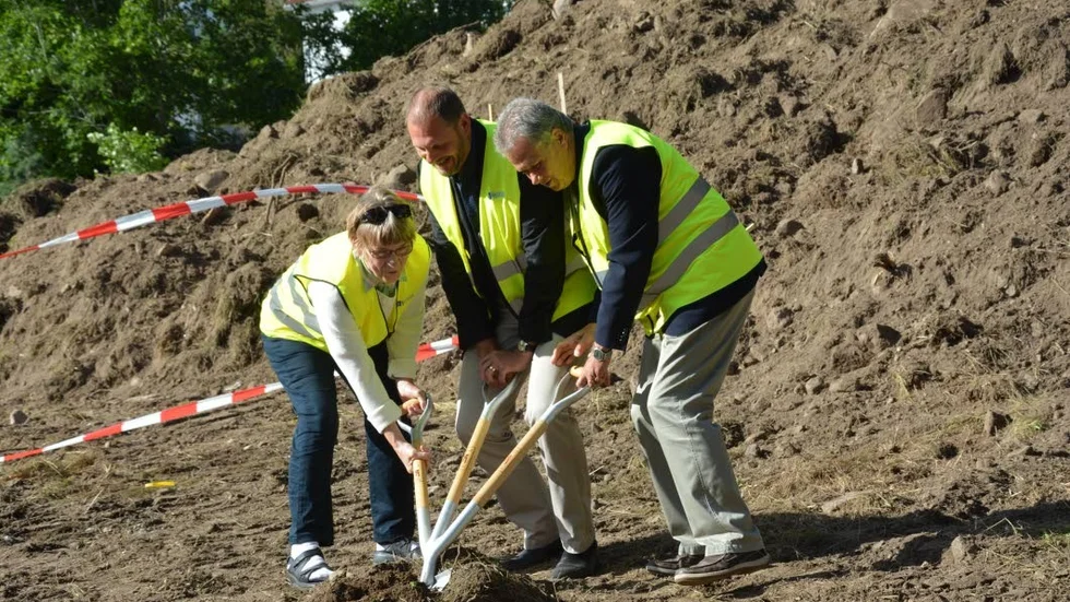 Byggstart. Den 14 augusti tog Ingegerd Karlsson, Bostadsbolaget, kommunalrådet Tomas Kronståhl (S) och Willis Åberg, Migrationsverket ett gemensamt första spadtag för asylboendet.