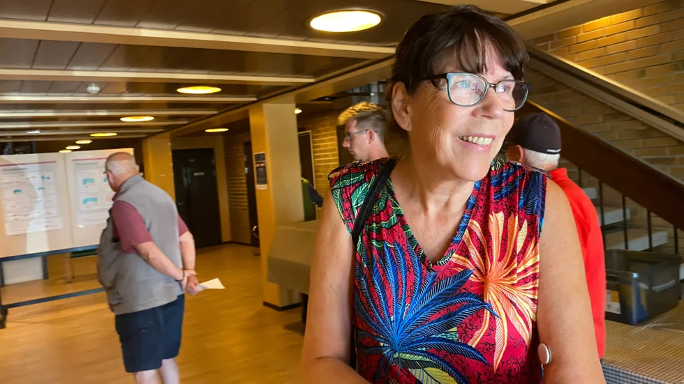 Harriet Lundmark var av de första att lämna sin röst så snart förtidsröstningen öppnade i plenisalen. "Det känns skönt att ha det gjort".