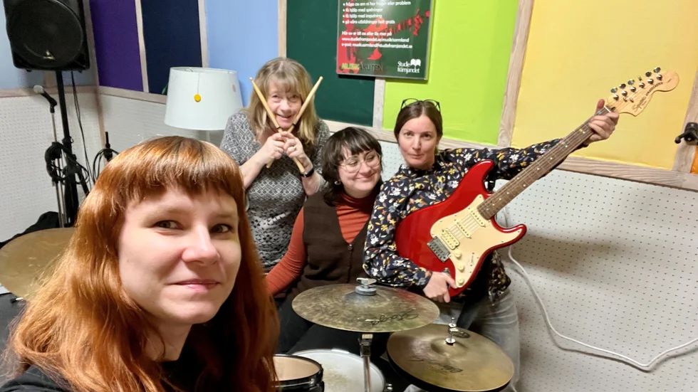 Frida Herchenröther, Marie Selander, Linnéa Lindbom och Emma Gustafsson har skrivit boken "Herrarnas kalas - och de kvinnliga musikerna i Eskilstuna". Nu gör de sig redo för releasefest i Eskilstuna stadsmuseum.