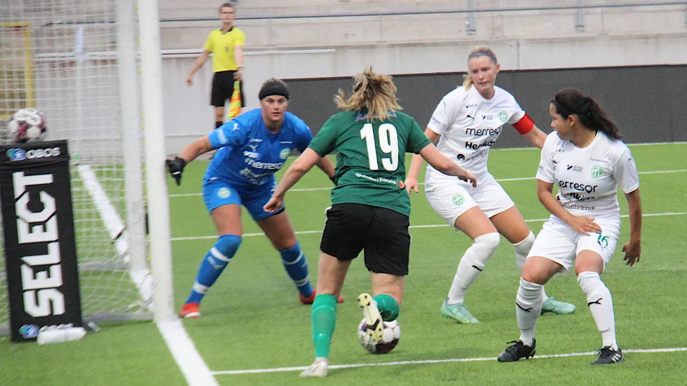 Maja Olsson hade bästa chansen för ESK mot Västerås SK i division 2-matchen på Iver Arena på fredagskvällen.