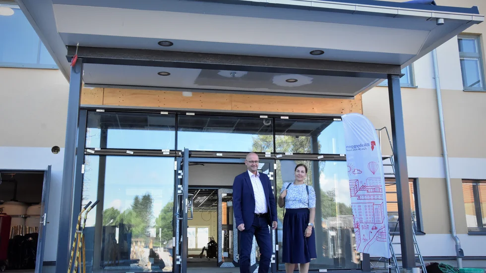 Sven Tornberg (C) och Suvi Järvinen-Valo utanför det nya vård- och omsorgsboendet Hemstranden/Kotiranta som byggs för fullt.