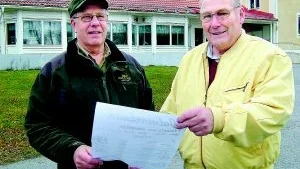 Håller traditionen vid liv. Ankarsrums julmarknad hålls för 26:e året i morgon i Folkets hus. Marknadsgeneralen Bosse Strömbäck och Stig Hansson är några av stödföreningens medlemmar som jobbar hårt för marknaden.