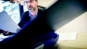 I motvind. Sverker Thorén kan bli ett av offren om väljarna flyr från folkpartiet efter intrångsskandalen. Han hade redan innan stormen blåste upp en tuff uppgift att försvara sin riksdagsplats. Arkivbild: Anders Liljegren