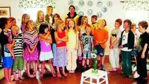 Ingen dans kring midsommarstången i år. Fritidsbarnen i Ankarsrum deltog med sång på firandet när det var fest i veckan på Ekliden.