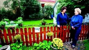Mitt i stan. Med adress Smalgränd 12 finns denna idyll. Här huserar i dubbel bemärkelse Lotta och Sylvia Nilsson. Dotter Lotta har en frisersalong och modern Sylvia har sin bostad här plus att hon driver en liten sommarservering i trädgården.
Foto: MATILDA AHL