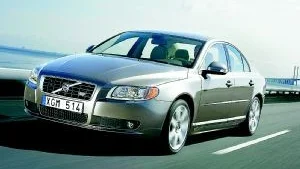 Nya Volvo S80. Den ska tilltala kunderna med sin utstrålning av "skandinavisk lyx" hävdar PR-folket i Göteborg. Toppmodellen får V8-motor och fyrhjulsdrivning.                                  Foto: Lennart Pettersson