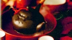 Gong fu cha. Den kinesiska tefilosofin gong fu cha utvecklades under Mingdynastin och blev synonymt med tillredning av te i små lerkannor med små koppar. Seden lever kvar än i dag i Kina, mer än 500 år senare.Foto: Helén Pe