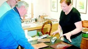 Runda med konst. Konstnär Vivi-Anne Persson från Djursnäs i Helgenäs visar hur hon tekniskt jobbar med sin grafik. De som intressant lyssnar är Astrid Grönros och Folke Snickert från Loftahammar.