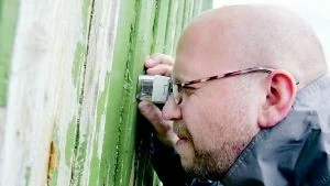 Luppen avslöjar mycket. Oftast kan Henrik Samuelsson avgöra färgtyp bara genom att titta närmare på ytstrukturen. Foto: Jonas Ekströmer/ Pressens Bild