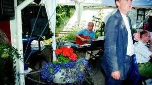 Sommarteater. I sommar kommer det att bli mycket sång och musik i slottsruinen i Västervik även efter Visfestivalen. Manusförfattare är Erik Winqvist som förra sommaren underhöll i båtsmansgränd tillsammans med Erik Berg med gitarren i bakgrunden. En inte orimlig tanke att de dyker upp på scenen i ruinen i sommar. Arkivbild: MATILDA AHL