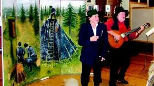 Sånger vid milan. Anne-Christine och Conny Bergholm bjöd besökarna vid kulturdagarna på en mycket uppskattad Dan Anderssonföreställning.