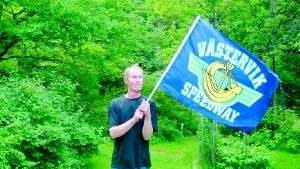Hängiven speedwaysupporter. Under 43 år har Vincent Granqvist sett speedway. Nu ser han fram emot att få heja fram Västervikslaget till slutseger.