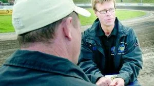 Ogillar ny regel. Västervik Speedways lagledare Jörgen Johansson, här i samspråk med Marvyn Cox, tycker inte om att det blir tillåtet att toppa från heat tre nästa år. Förhoppningarna är att klubbarna kommer överens om att inte toppa förrän efter sjätte heatet.Foto: ANDERS LILJEGREN