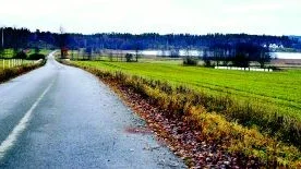 Cykelled. Den gamla riksvägen kan komma att användas för att knyta ihop Gamleby och Helgenäs med en cykelled. På vissa avsnitt förslås ny cykelväg. På bilden syns Tinderedsnäs på gamla riksvägen Foto: Hans Brandin