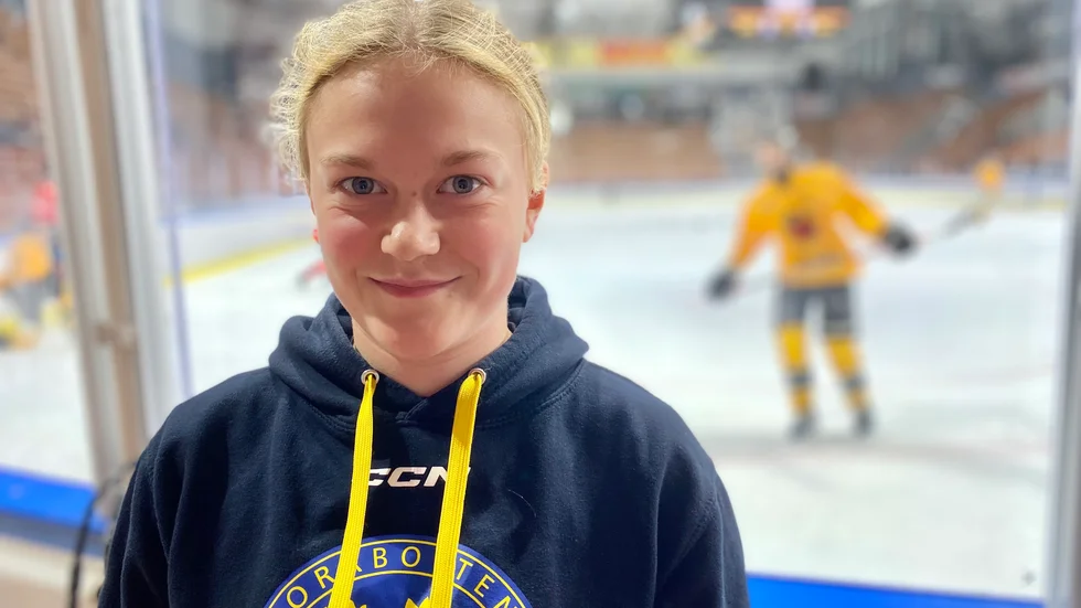 Här är hon, 15-åriga Stella Karlström från Kiruna, som har beskrivits som den i princip komplette spelaren. "Hon är vår absolut bästa spelare", sa det norrbottniska Tv-pucklagets tränare tidigare i veckan.