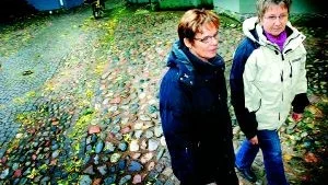 Någon att tala med. Annette Andersson och Marie-Louise Ask Nilsson är medlemmar i bröstcancerföreningen Solvändan. Till dem kan man vända sig om man behöver någon att tala med.Foto: Matilda Ahl
