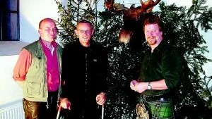 Älgtrofé att drömma om. Torbel Holm, Preben Gundersen och Charlie Mac Clain skulle säkert inte ha något emot om att hemföra en älgtrofé av den dimension som fanns till beskådan i vapenhuset i Hallingebergs kyrka.