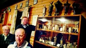 Vilken samling! Från vänster: Georg Gustavsson, Gunnar Sandberg, Gösta "Tösa" Andersson och Stig Anderssons fantastiska prisskåp.                                                                                                                               Foto: MATILDA AHL