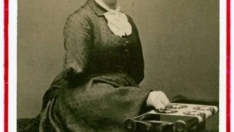 Anna Sofia Nilsson broderar med foten.Foto: Alf Rhölander