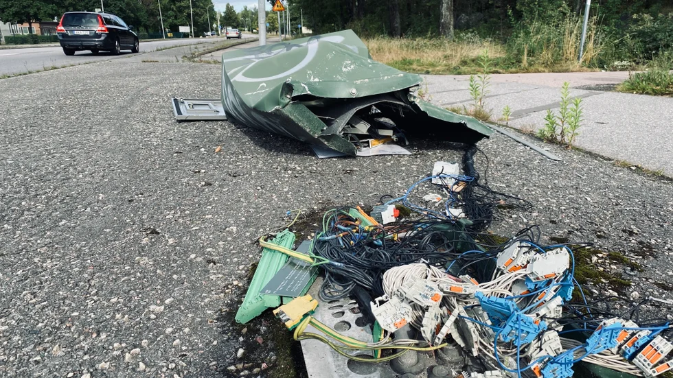 Innehållet från ett elskåp ligger utspritt på marken i korsningen Gillbergavägen - Fröslundavägen.