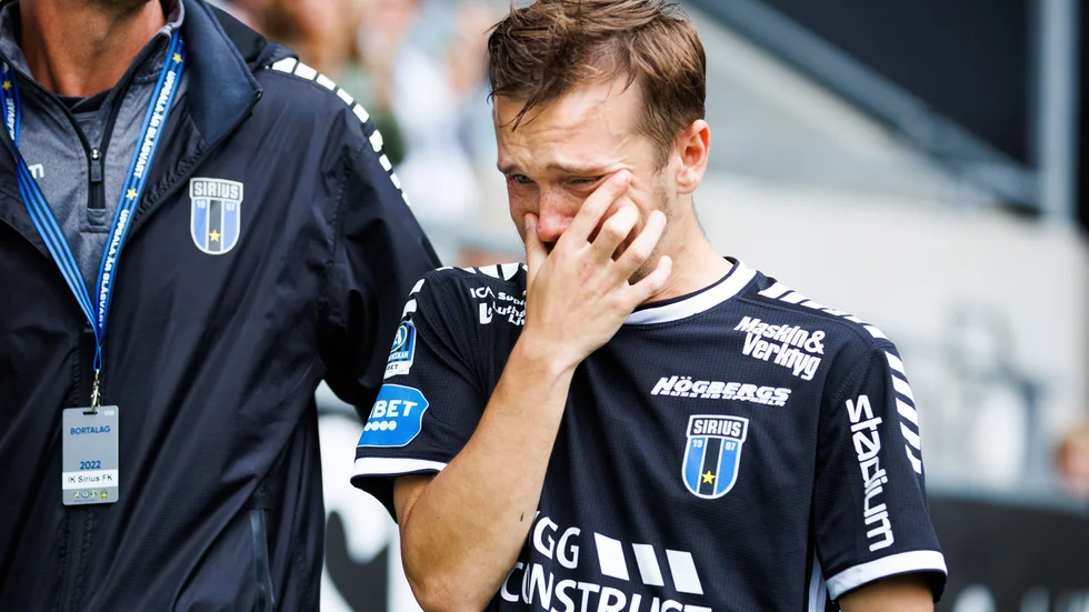 Här kommer tårarna. Siriusspelaren Patrik Karlsson Lagemyr är på väg mot bänken efter en skada och får stående ovationer från sin gamla publik i IFK Göteborg.