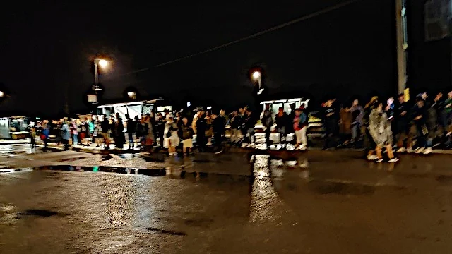 Så här såg det ut natten mot söndag vid Kimstads station när hundratals resenärer, varav många varit och sett Lars Winnerbäcks konsert i Linköping, blev stående i regnet när inga ersättningsbussar dök upp.