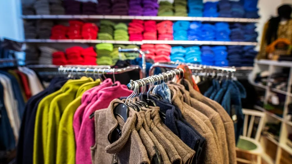 Produktionen av våra kläder har stor  påverkan på miljön, skriver Ingela Björck