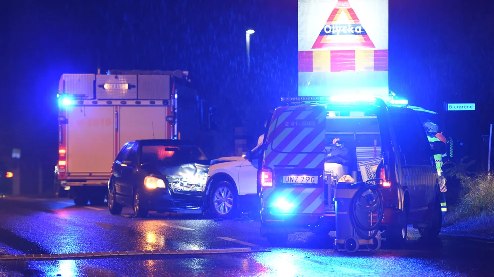 Två bilar kolliderade på Rv 55 på lördagskvällen.