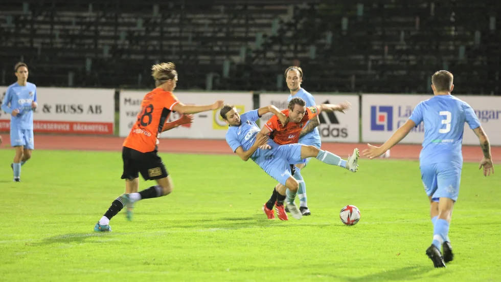 Robin Alnäs försöker ta sig förbi IFK:s försvar. Gutespelaren avgjorde matchen i andra halvlek.