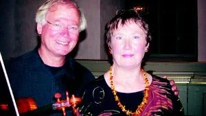 Hög klass. Axel Gerhardt, den tyske "Odensvi-violinisten", och pianisten Eva Pierrou skapade äkta musikalisk högklass på onsdagskvällen i Odensvi  kyrka. Nu byter norra pastoratets sommarkonserter plats till Loftahammar. Upptakten där, på lördag kväll, blir en extra chans att lyssna på Gerhardt-Pierrou. De ger samma konsert där som i onsdags.