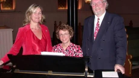 Upprymda. Tina Olson, Cecilia Tengver och Claes-Georg Hansson, upprymda efter den glädjerika finalsången på julaftonens Julbön i Sankt Petri. Foto: Rune Engelbrektson