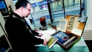 Hittat en anteckningsbok. Visarkivarien Marcus Brännström berättar historien om Hilma Johansson som föddes 1893. - Vi fick Hilmas cittra av hennes son. Dessutom har vi fått ta del av vad hon skrev i en anteckningsbok sommaren 1913.Foto: Elin Lundholm