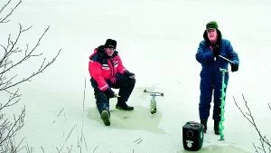 Härdade.  Sven-Erik Andersson, till vänster, och Jan-Ove Karlsson ger inte upp hoppet om att få napp på pimpelfisket i går på Mjösjön vid Falsterbo. Foto: Margareta Ljungblad