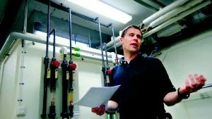 Svårt att åtgärda. Anders Strömbäck, simhallsföreståndare, menar att det kommer att blir svårt att åtgärda en del av de brister i arbetsmiljön som Arbetsmiljöverket påpekat efter en inspektion. Störst är problemen i maskinrummet där luften och ångorna från det varma vattnet i utjämningsbassängerna effektivt måste ventileras bort.  Foto: Anders Steiner