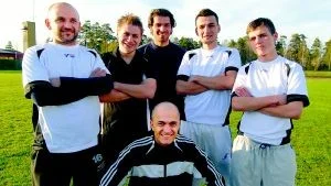 Storfavoriter. Här har ni en del av grabbarna i Västerviks BoIS som är storfavoriter i division VI den här säsongen. Stående från vänster: Amir Kovacevic, Fredrik Haraldsson, Ardian Gashi, Ferdi Sajhadi och Fidan Hasangjekaj. Längst fram Ajan Sajhadi.