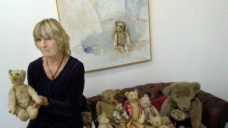 Internationella nalledagen. Lillemor Bokström målar gärna nallar och i år firar hon internationella nalledagen med en konstutställning där nallarna dominerar. Allt började med den här lilla nallen. Den tillhörde Lillemors mamma och Lillemor gav den sedan till sin dotter Sofia. Nallesamladet hade tagit sin början. Men trots att Lillemor har många andra nalle-modeller är han fortfarande en av hennes favoriter.Foto: Anders Liljegren