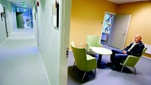 Bara en. Per Adlersson vid Västervikspolisen berättar att grundregeln är att bara en person ska finnas i cellen.Arkivbild Anders steiner