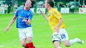 Tvåmålsskytt. Tommy Thelin, till vänster, gjorde två av ÅFF:s mål i segermatchen mot Falkenberg. Här i kamp med Falkenbergs Tobias Nilsson. Foto: Ingemar Petersson