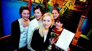 Företagsamma. Som en del av gymnasieutbildningen driver Ida Reimer, Felicia Wiman, Anna Lennström, Louise Nilsson och Malin Jakobsson företaget Organize UF. Deras anslagstavla vann pris för bästa vara på mässan för unga företagare i Kalmar.                                           Foto: Matilda Ahl