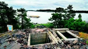 Här slutar Gränsöleden. Om man har otur kan man ramla ner i gropen. Fortifikationsverket ska åtgärda saken.Foto: Anders Steiner