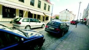 Smalare. Snyggt men trångt har det blivit på Storgatans östra del mellan Brunnsgatan och Strömsgatan i Västervik. Ny belysning har det också blivit. Foto: ANDERS STEINER