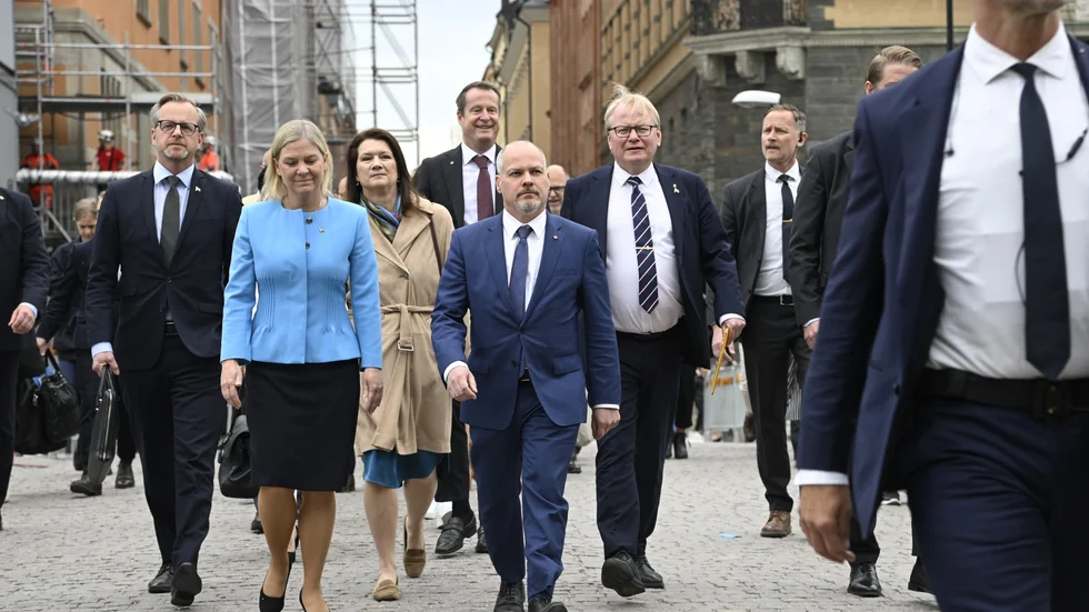 Magdalena Andersson och hennes justitieminister Morgan Johansson, följda av några andra statsråd.