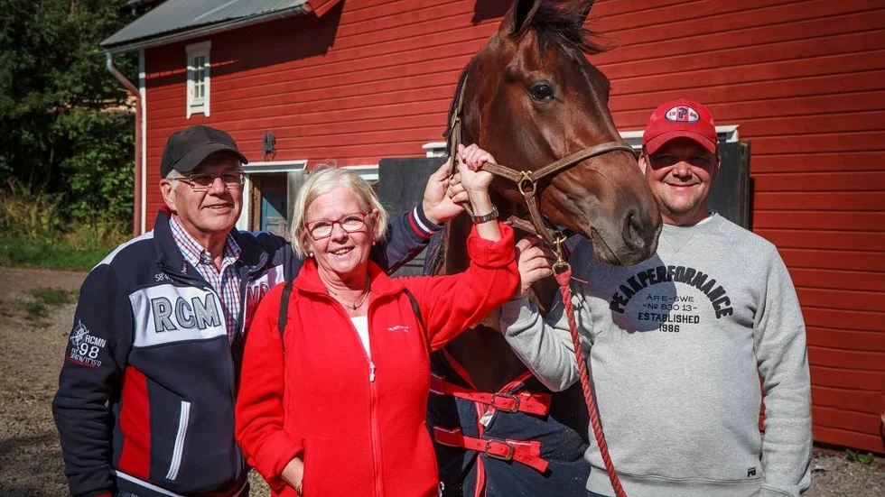 Hästen. Lars och Marita Lind med sin häst Baby Boo och Mantorpstränaren Stefan P Pettersson .