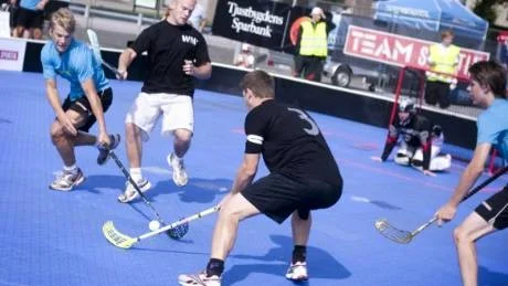 Högt tempo och mycket närkamper var det när Swedish Floorball Open drog igång på hamnplan i Västervik. På bilden: Fredrik Asplund, IK Junisar, Thom Nordin och Fredrik Bertilsson (nummer 3), båda W-mans pågar.