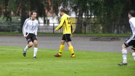 Västerviks BoIS Daniel Farray är mer än nöjd efter att ha gjort 2-0 mot Västerviks FF i lördags. Lagkamraten Ferdi Sajhadi till höger möter upp för att fira. VFF:s Linus Arvidsson i mitten.Foto: Ilkka Ranta