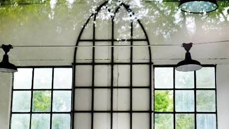 Donald Öfverberg i Ankarsrum visar det nyss färdigställda arbetet med serveringsmöjligheter i blåsmaskinhuset intill Aktiveums industrimuseum i Bruksparken i Ankarsrum.