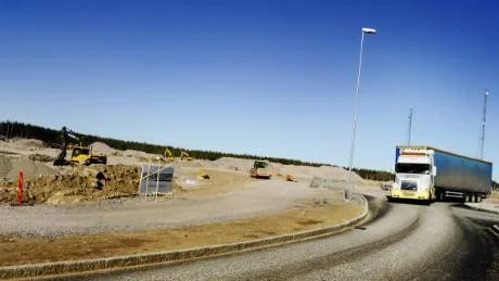 Planerade Ica Maxi i Västervik är enligt nuvarande ritningar beläget alltför nära infarten, som är en "farligt gods-led". Därför måste nu en särskild riskutredning göras som visar att det ändå går att uppnå fullgod säkerhet för alla de människor som kommer att vistas i lokalerna. Ica räknar med att öppna stormarknaden sommaren 2011.Foto: Ellen Kindstrand