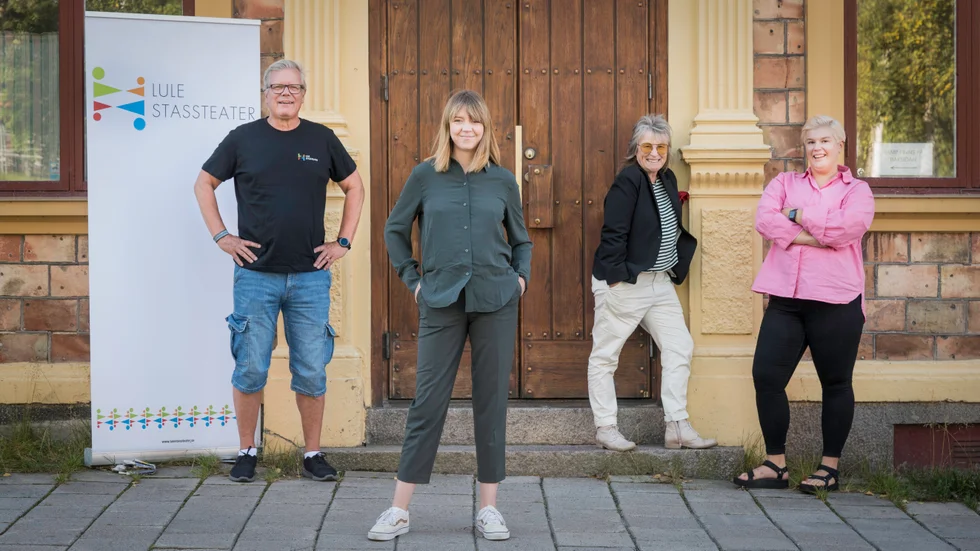 Lule Stassteater, Ung Scen Norr och Norrbottensteatern samarbetar i ny satsning för barn och unga. Syftet är att möta det stora teaterintresset och därför startas ytterligare sex nya teaterkurser under hösten i Luleå. På bild från vänster: Mats Pontén, styrelseordförande Lule Stassteater, Elin Kristiansen, producent Lule Stassteater, Gunilla Röör, teaterchef Norrbottensteatern och Maja Alasalmi, producent Ung Scen Norr.