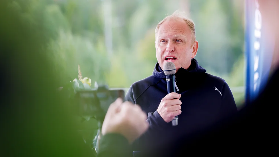 H2 Green Steels vd Henrik Henriksson förklarar att kostnadsökningen från 25 miljarder kronor till 75 miljarder kronor till viss del beror på att fas ett har vuxit i omfång. Mycket som ska nyttjas i fas två byggs nu tidigare.